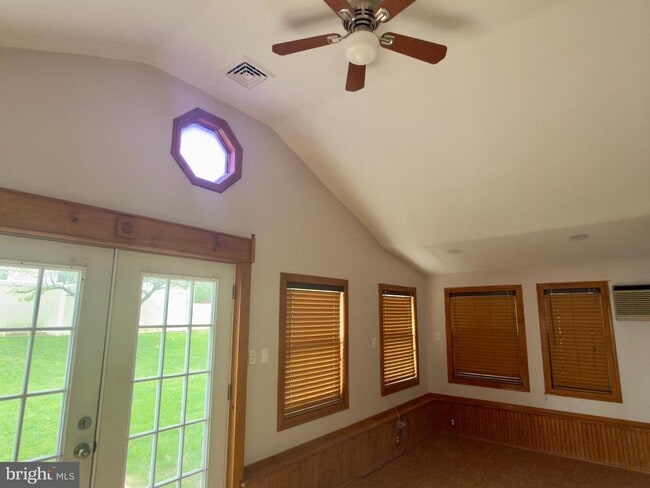 Building Photo - 422 W 6th Ave