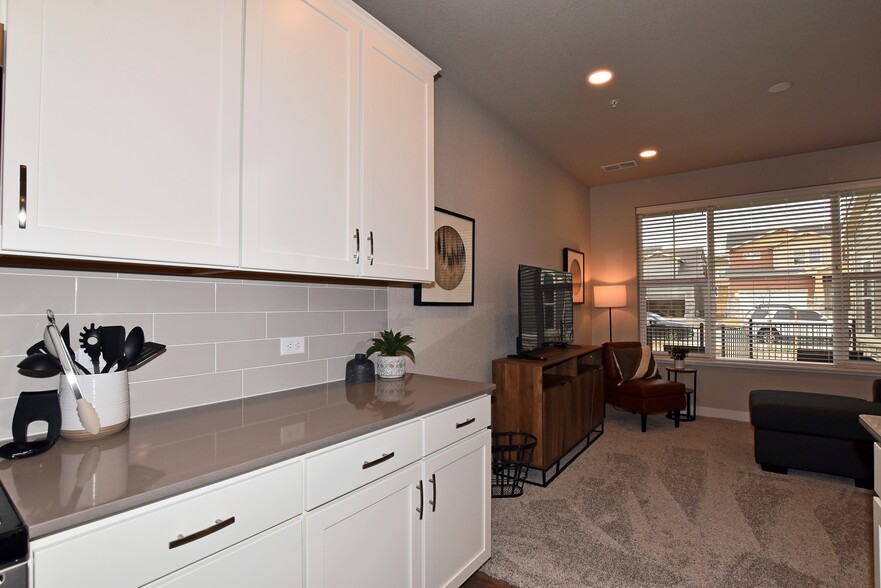 Beautiful backsplash and completely stocked kitchen - 4115 N Park Dr