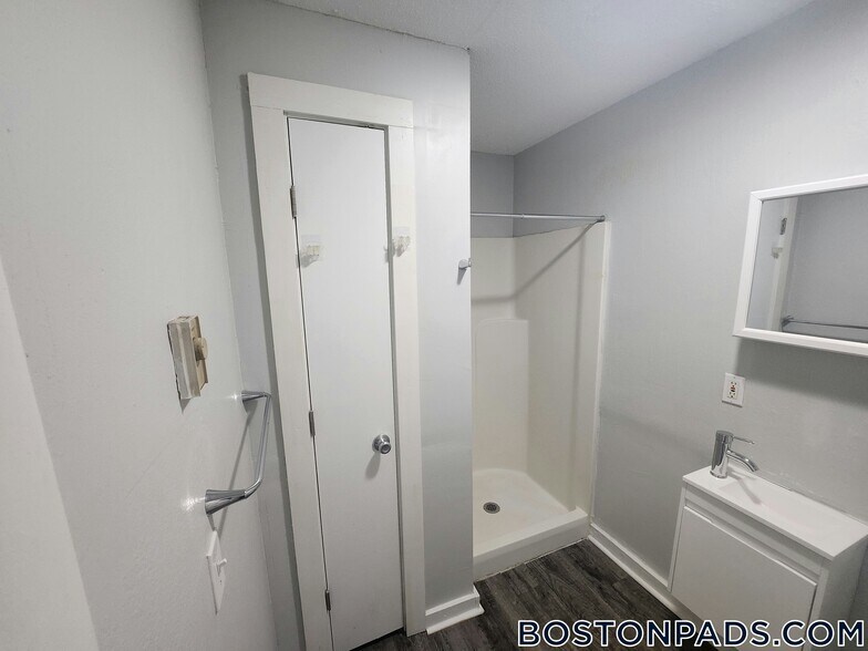 Building Photo - 76 Franklin St