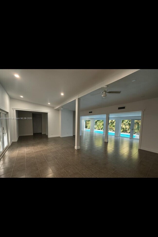 Building Photo - 6810 SW 70th Ave