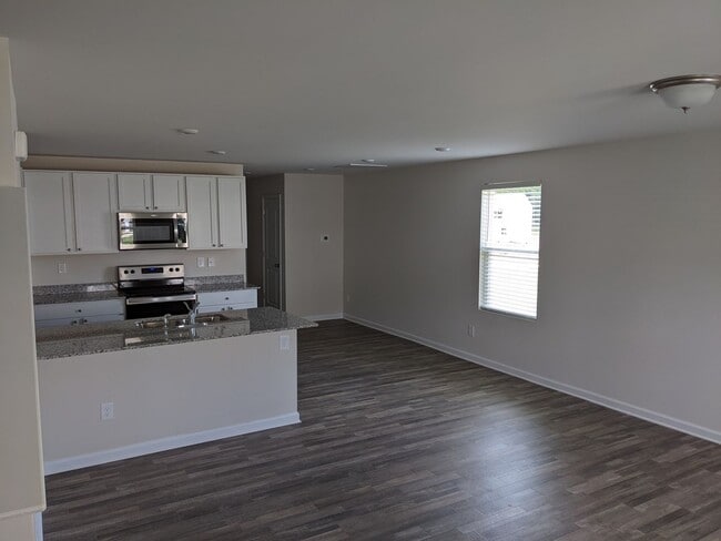 Building Photo - 3-Bedroom End Unit Townhome w/ Garage-Salisbury