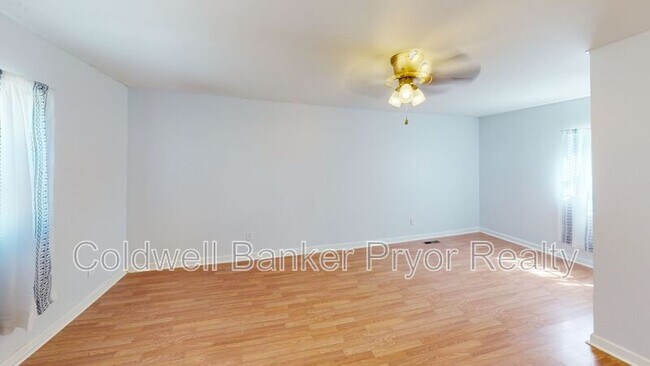 Building Photo - 210 6th St