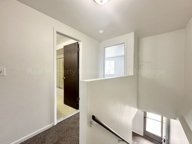 Building Photo - Renovated and Super Clean 2 Bed/1.5 Bath C...