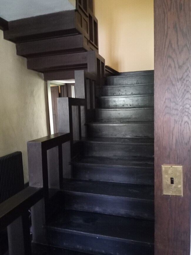 Building Photo - 630 E Holmes St