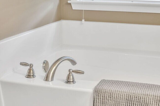Building Photo - Charming 3-Bedroom Furnished Haven with Co...