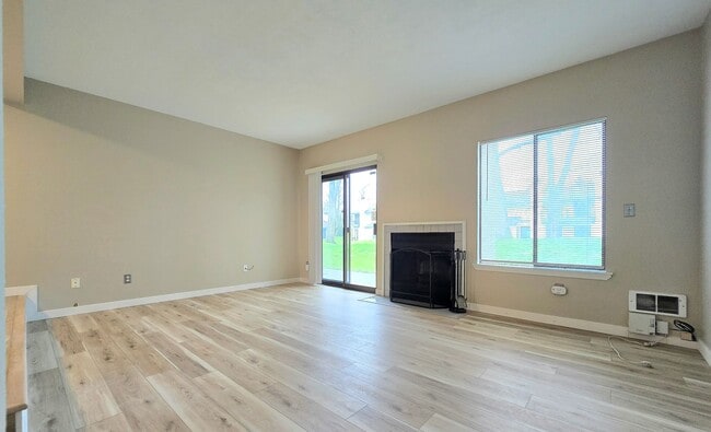 Building Photo - 2 Bedroom Townhome in Marysville Pet Friendly !