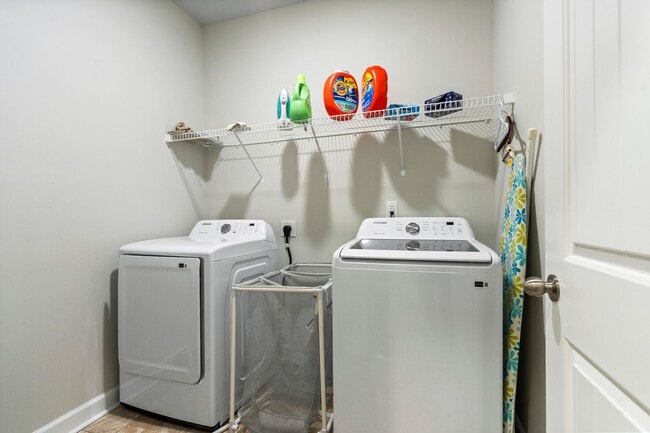 Building Photo - READY NOW! Spacious 5 bedroom w Bonus & 3.5 Bath Two Story Home on Cul-de-sac