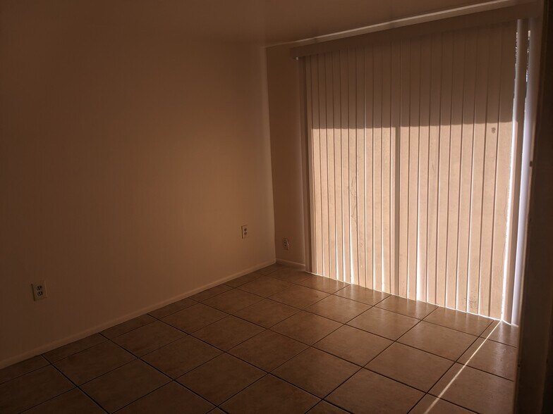 Second bedroom - 5417 Lemon St