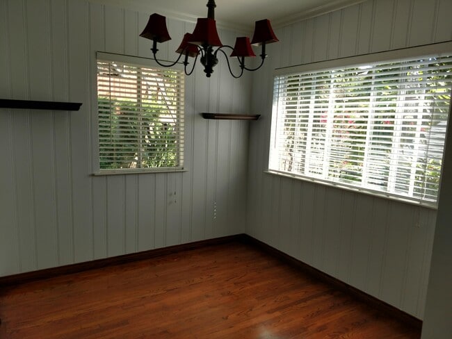 Building Photo - 820 Bank St