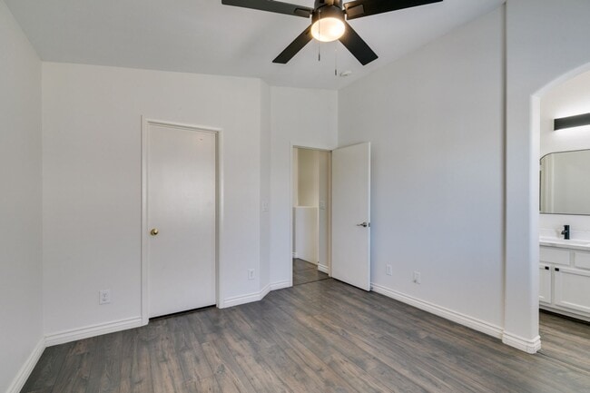 Building Photo - Stylish Townhouse Near the Strip with Dual Suites
