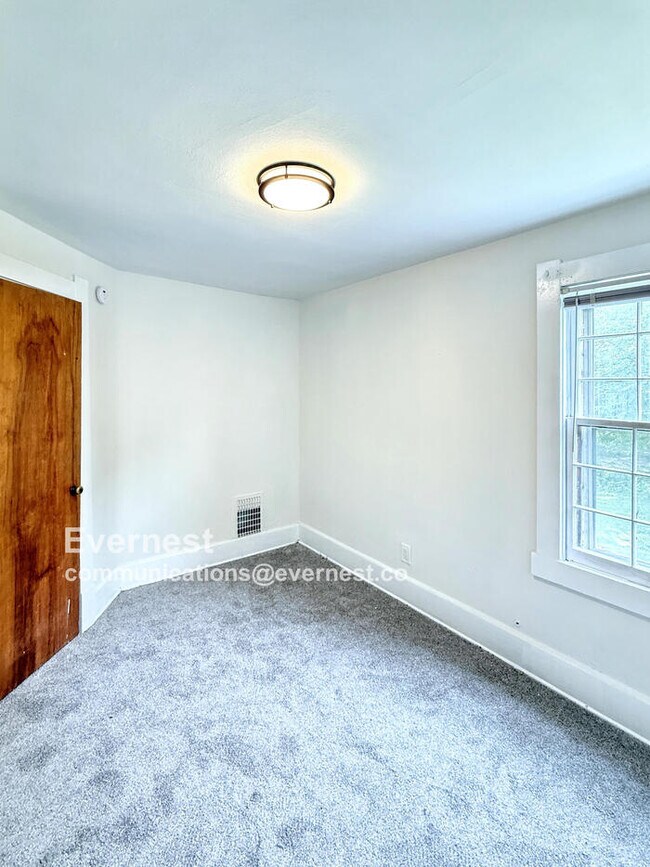 Building Photo - 1124 Vinal St