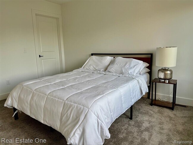 Building Photo - 1547 Pallister St