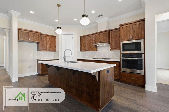 Building Photo - 2836 River Dr