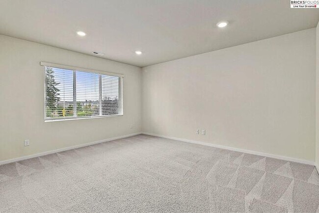 Building Photo - Puyallup Gem: Comfort and Style Combined!