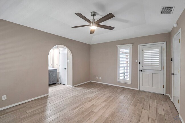 Building Photo - 1800 W 23rd St