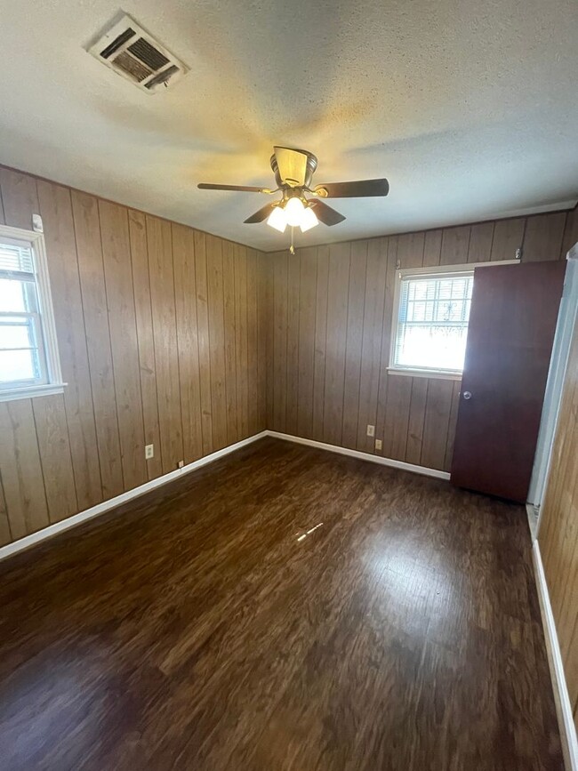 Building Photo - ** 3 bed 1.5 bath located in Chisholm ** C...