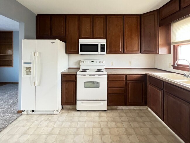 Building Photo - Beautiful walk-out ranch!