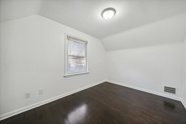 Building Photo - 3 Bedroom Bungalow - West Side