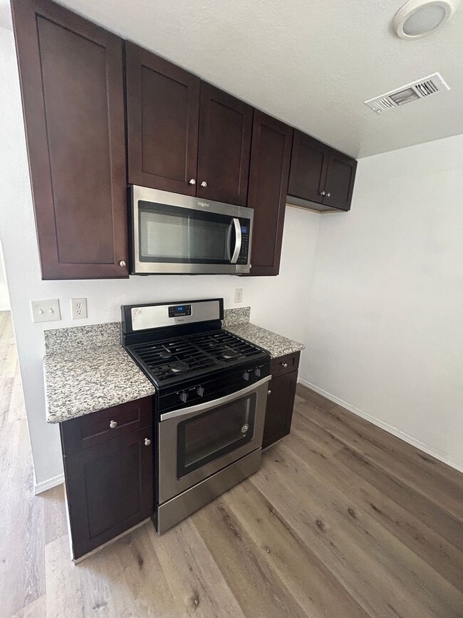 Building Photo - Hard to find 3 bedroom 2 bath apartment central Hanford