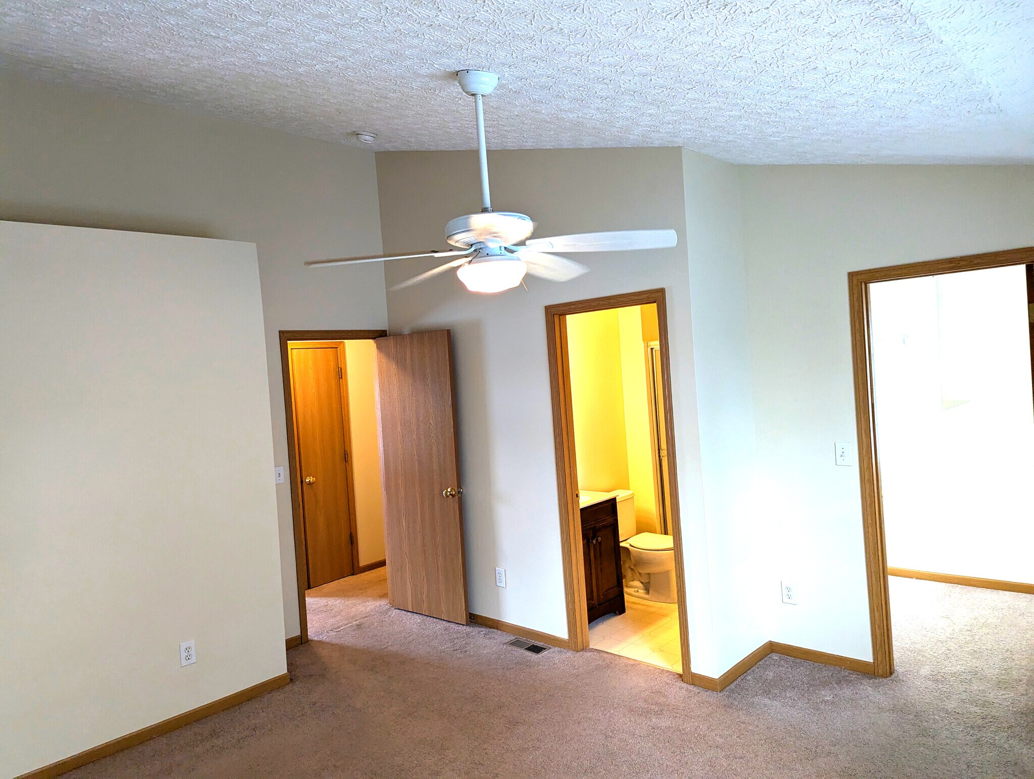 Main attached bathroom and closet - 9146 Drum Plz