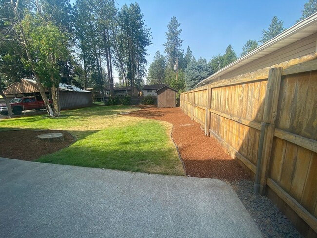 Building Photo - Nicely updated 3+ bedroom, 2 bath duplex-l...