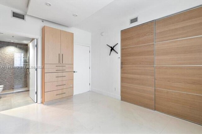 Building Photo - 601 NE 36th St