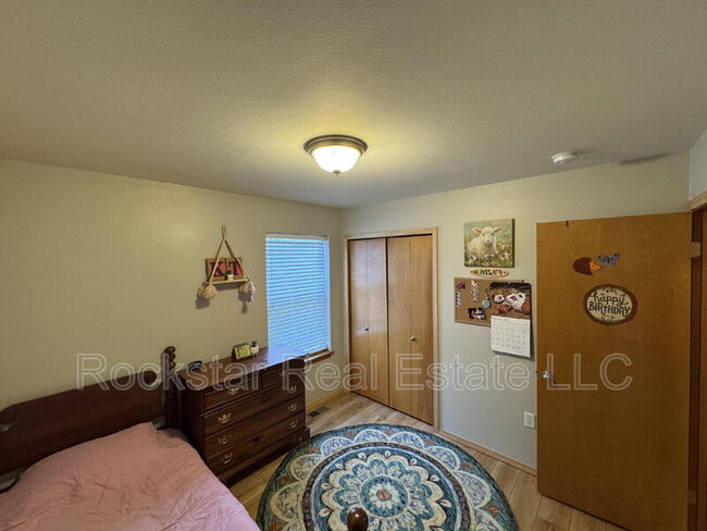 Building Photo - 1707 W Pleasant Ln