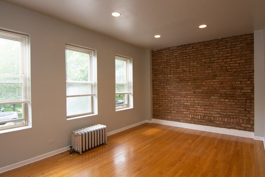 Building Photo - 4220 N Paulina St