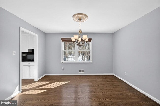 Building Photo - 9125 Donna Dean Dr