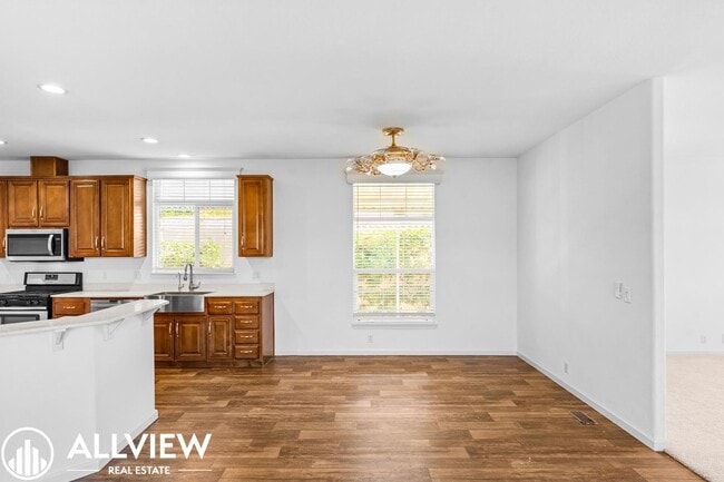 Building Photo - Stylish and beautiful 3-Bed Home with Land...