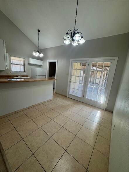 Building Photo - 420 S Las Vegas Trail