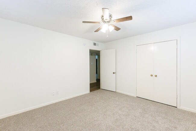 Building Photo - Cute House Convenient to Campus, Shopping,...