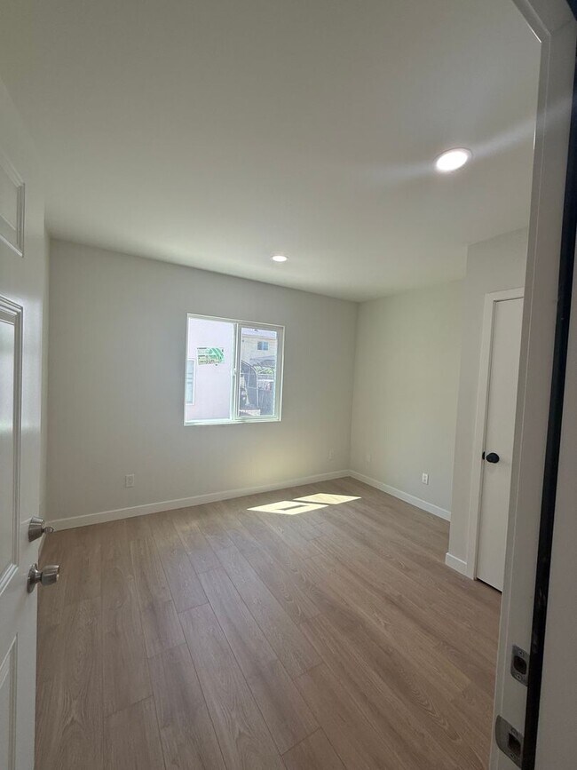 Building Photo - 244 1/2 E 97th St