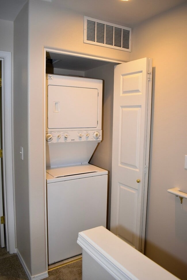 Building Photo - Gorgeous 2br/2.5ba Townhouse in Desirable ...