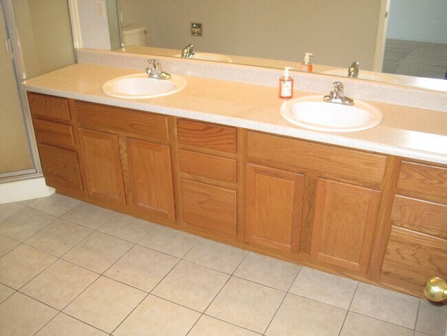 Building Photo - Beautiful Town Home for Rent