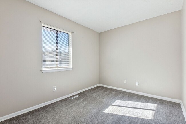 Building Photo - Move In Ready Townhome!