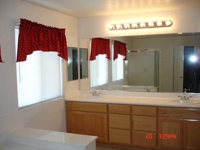 Building Photo - 2519 Withrow Ln