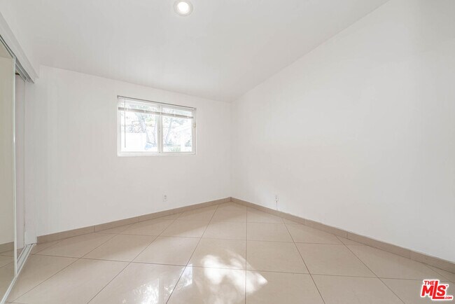 Building Photo - 20746 Clarendon St