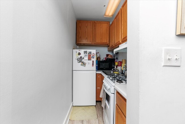 Building Photo - 3727 N Pine Grove Ave