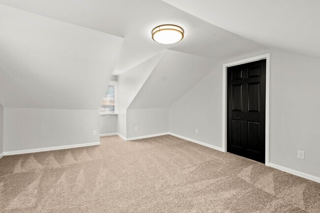 Building Photo - Beautiful 3 Bedroom home in South side available April 15!