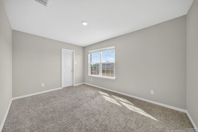 Building Photo - 5-BEDROOM HOME IN LUCKEY RANCH