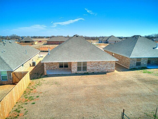 Building Photo - 623 Hackberry Ln