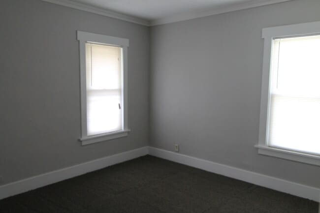 Building Photo - Cozy 2+ Bedroom Home in South Omaha! Pet F...