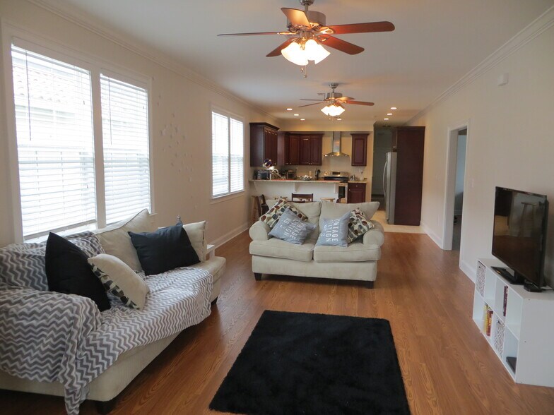 Building Photo - 5529 Willow St