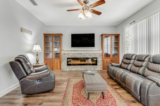 Building Photo - Beautifully maintained and move-in ready, ...