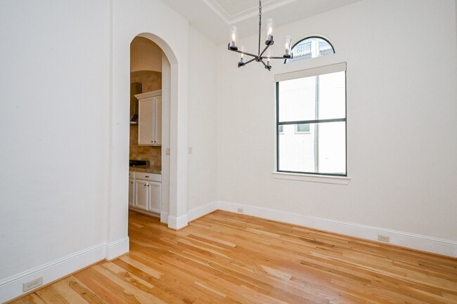 Building Photo - 1825 W 24th St