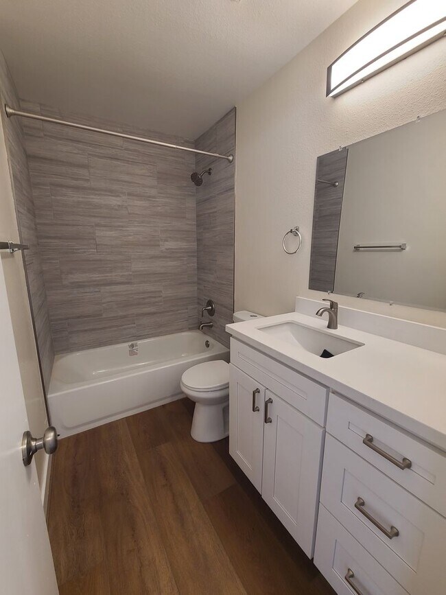Building Photo - Spacious and remodeled 2 Bed 2.5 baths in ...