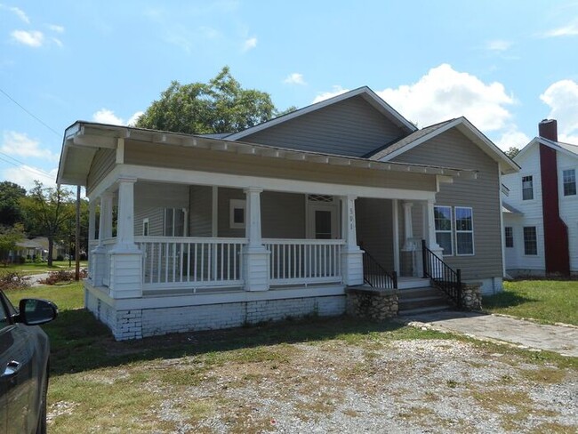 Building Photo - 501 Saluda St