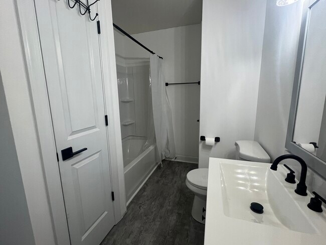 Building Photo - 1371 Cunat Ct