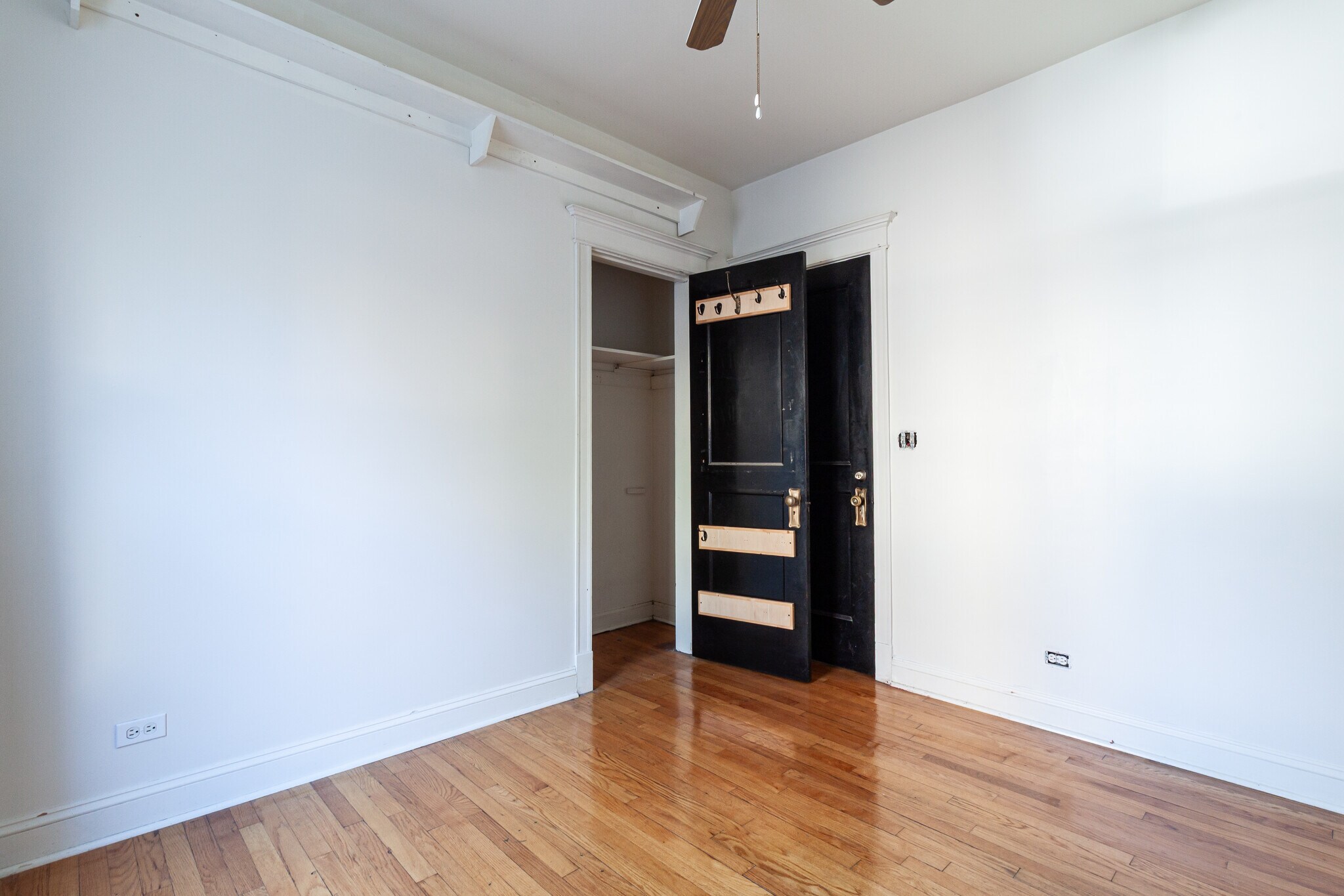 Building Photo - 910 W Belle Plaine Ave